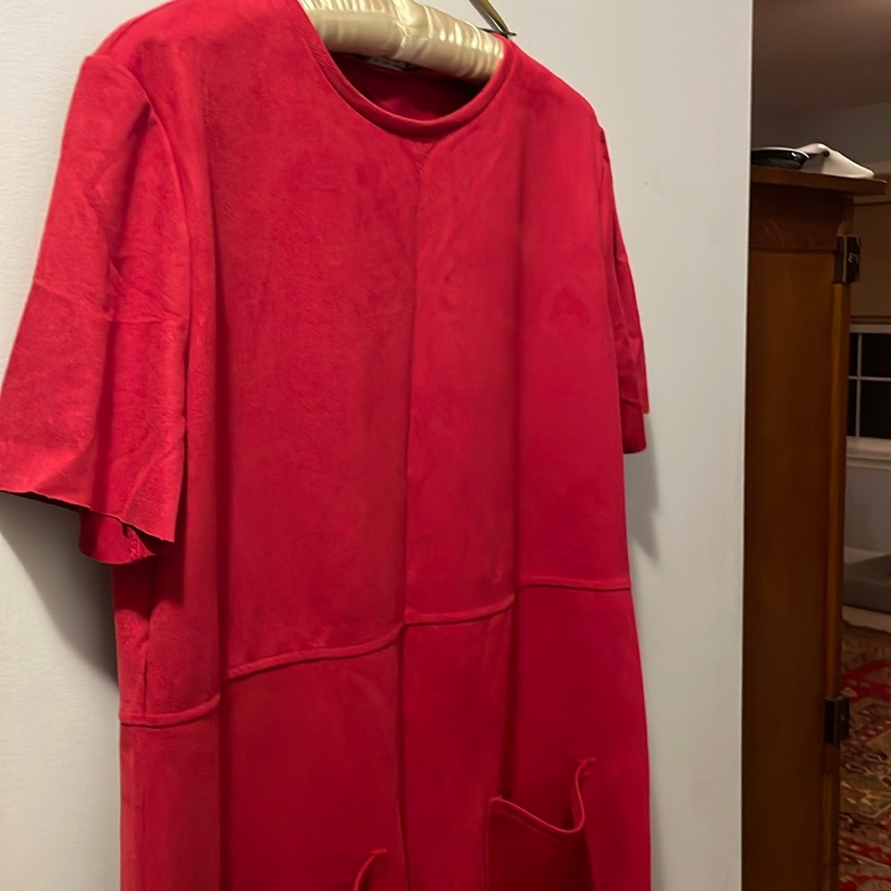 Red short sleeve dress